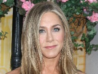 Dženifer Aniston pokazala NOVU FRIZURU! Najpopularnija je ove sezone i SKIDA GODINE sa lica (FOTO)