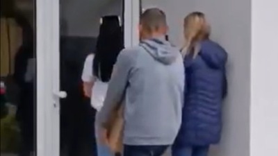 SNS se razleteo sa paketićima: Najezda aktivista i "poklona" u Kosjeriću (VIDEO)