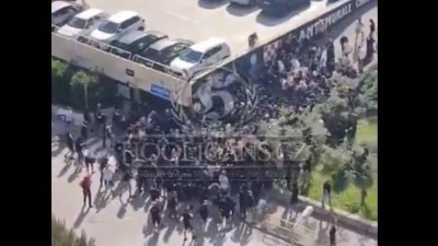 Ulični rat pred derbi: Masovna tuča huligana Hajduka i Dinama (VIDEO)