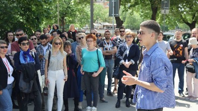 Studenti organizuju veliki protest ispred Medicinskog fakulteta u Nišu: Dekan preti, traži se njegova smena