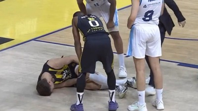Užasne scene u Turskoj: Biberović iznet sa terena (VIDEO)