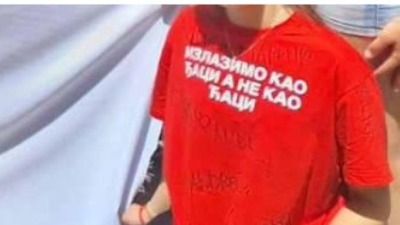 Direktor malim maturantima zbog majica sa natpisom "Izlazimo kao đaci, a ne kao ćaci" brani ulaz na proslavu u školu