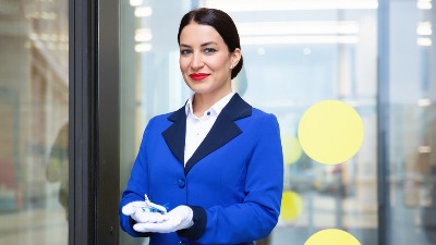 Zašto stjuardese uvek nose CRVENI KARMIN? Razlog nema nikakve veze sa estetikom 