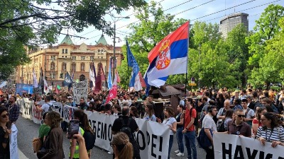 Frans pres: Hiljade demonstranata u Beogradu za prevremene izbore