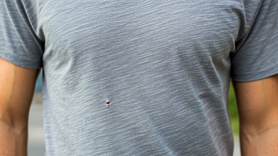  Godinama se pitao zašto se rupice na majicama pojavljuju uvek na istom mestu, a sada je konačno dobio odgovor 