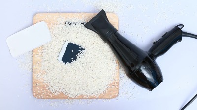 Zaboravite pirinač ako vam telefon upadne u vodu: Kako da sušite uređaj