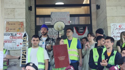 Protest ispred Medicinskog fakulteta u Nišu: "Nadamo se da nećemo imati scenario kao onaj na DIF-u u Novom Sadu"