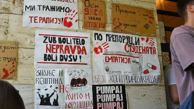 Studenti Medicinskog fakulteta blokirali bulevar i ušli u Kliniku za stomatologiju