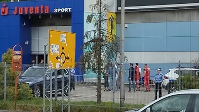 Brutalna likvidacija: Ubijen muškarac kod tržnog centra, motociklista ga izrešetao