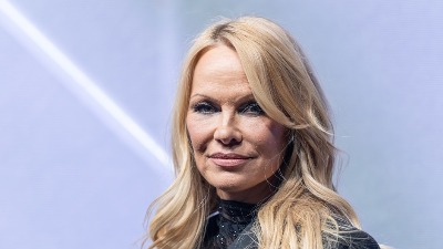 Pamela Anderson ponovo BEZ ŠMINKE na crvenom tepihu! Pokazala i novu frizuru - najveći trend ove sezone (FOTO)