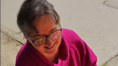 Sanja plete narukvice kod pijace, a svaka od njih je borba za život sina (VIDEO)
