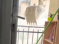 Investitori redom zaziđuju Beograđane, sada u samom CENTRU: Bager im je praktično u sobi (VIDEO)