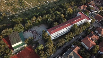 U školi u NS u toku nastave PAO PROZOR: Javila se majka povređene devojčice, a direktorka ignoriše