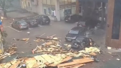 OBRUŠIO SE KROV ZGRADE Katastrofa u Mladenovcu posle nevremena (FOTO, VIDEO)