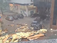 Srećom izbegnuta tragedija u Mladenovcu: Vozač zakočio, a onda je krov stambene zgrade pao na pločnik ispred njega (VIDEO)