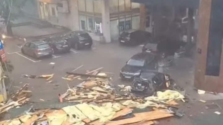 Srećom izbegnuta tragedija u Mladenovcu: Vozač zakočio, a onda je krov stambene zgrade pao na pločnik ispred njega (VIDEO)