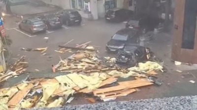 Krov se obrušio tokom nevremena, reakcija NEMA! Nadležni na ova pitanja moraju da odgovore. A i da krivično odgovaraju!