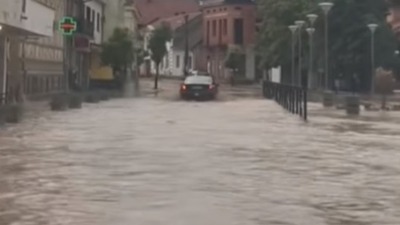 Do autobuske stanice u Golupcu može se samo čamcem (VIDEO)