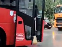 "Mad Max: Road to Lazarevac": Scena na liniji 581 izgleda komično, ali je SMRTNO OPASNA (VIDEO)