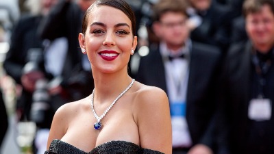 Georgina je NAJGORE OBUČENA na Met Gali: Ljudi ŠOKIRANI - "Sramota me ovo da gledam"