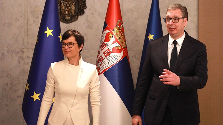 VUČIĆ PREVARIO MARTU KOS: Dao reč u Davosu, pa POTPISAO Medićeve zakone - Srbija ZAKUCANA daleko od EU!