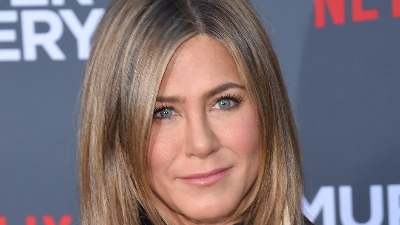 Muškarac koji je KOLIMA RAZVALIO KAPIJU ispred kuće Dženifer Aniston OPTUŽEN za UHOĐENJE I VANDALIZAM
