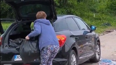 SAMO BAHATO I BEZ BLAMA Crepajci rešili da očiste divlju deponiju, a onda... (VIDEO)