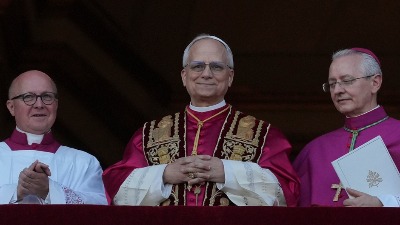 Zašto papa nosi CRVENE cipele? Tajna iza najupečatljivijeg detalja iz Vatikana