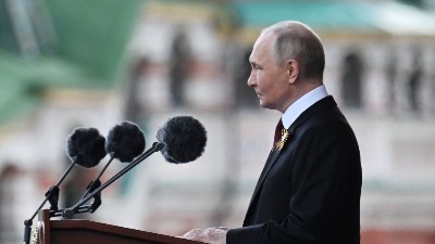 Putin: Cela Rusija podržava ofanzivu u Ukrajini