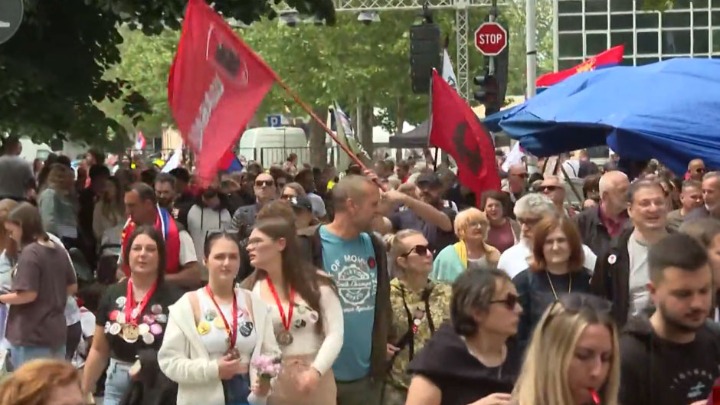 Najdirljivija scena na dočeku studenata: Drži nepokretnu majku da bi mogla da pozdravi omladinu (FOTO)