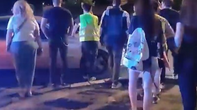 Incident na Gazeli: Vozač hteo autom da prođe kroz gomilu, točkovima prešao preko noge bajkera!
