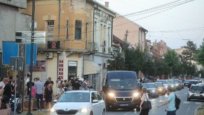 Guranje ispred Gradske uprave u Zaječaru: Policija ne dozvoljava opoziciji da uđe u zgradu