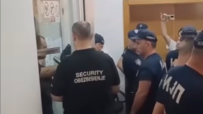 Pokušali da uđu u Opštinu Voždovac na OTVORENA VRATA - PRIVEDENI (VIDEO)