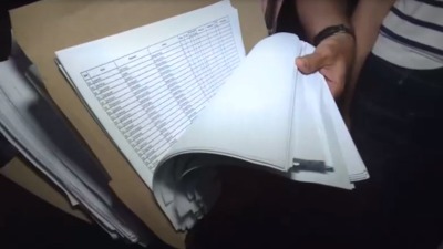 Zaječarci blokirali ulaze u opštinu pošto je naprednjak bacio birački materijal u kontejner