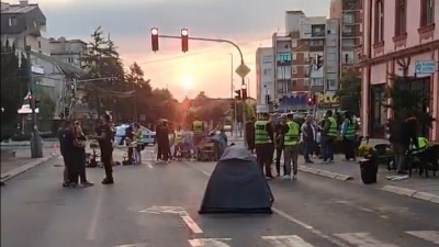Osumnjičen da je tokom protesta bacio flašu na vrata Gradske uprave Zaječara