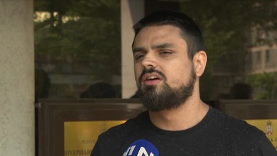 "Terete me za skidanje zastave Srbije sa prostorija SNS, uhvatili se za mene jer imam bradu"