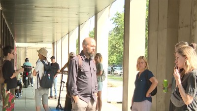 Studenti, profesori i građani satima ispred Prekršajnog suda nakon privođenja u NS