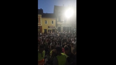Umesto na matursko veče, maturanti došli ispred suda u Užicu (VIDEO)