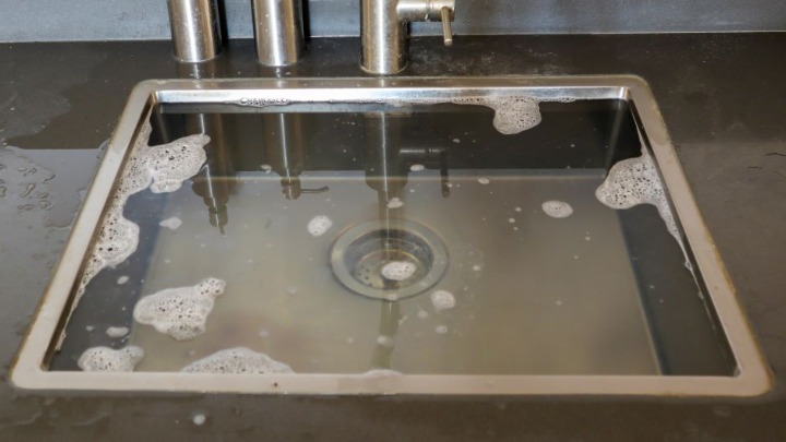 Ne treba vam majstor: 3 neverovatna trika otčepiće svaki odvod u SEKUNDI 