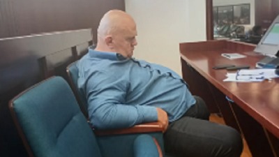 ŠTA JE TO DOSTOJANSTVO Odbornik SNS u Čačku otišao u poslednju klupu i ZAHRKAO (VIDEO)