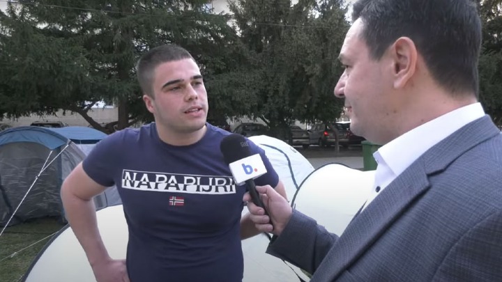 "Student" iz ćacilenda koji želi da puca: POTEGAO PIŠTOLJ na obezbeđenje splava i OTEO taksistu? (VIDEO)