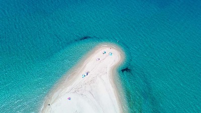  Najlepša plaža Evrope za 2025. je na Halkidikiju ali nije jedina koja oduzima dah (FOTO)