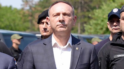 "Učesnici protesta su skinuli prsluke i krenuli na policiju, povređeno šest policajaca"
