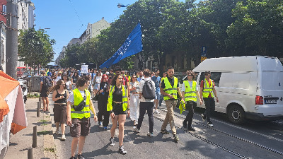 Studenti redari ponovo imaju ispisane na rukama krvnu grupu i telefone roditelja (FOTO)