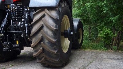 UŽAS kod Bača: Otac pregazio ćerkicu traktorom