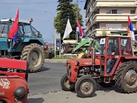 Poljoprivrednici blokirali centar Bogatića: Traktori "zovu" Glamočića (VIDEO)