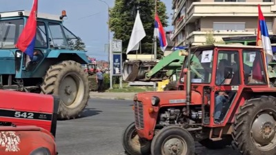 Poljoprivrednici blokirali centar Bogatića: Traktori "zovu" Glamočića (VIDEO)