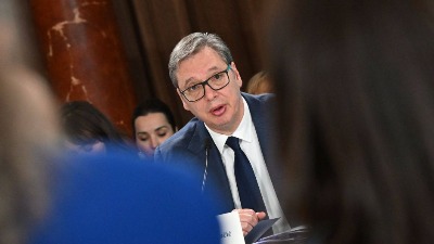 Predsednik kaže da NAORUŽAVAMO SVE: Od toga živimo, hipici bi da PASEMO TRAVU