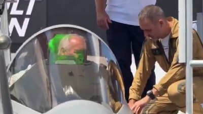 Gaf o kom bruji planeta: Francuski premijer ušao u borbeni avion Rafal, a kad je krenuo da izađe... (VIDEO)
