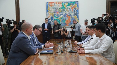 KAKAV LAPSUS I Vučić prevrnuo očima kada je Miloš Pavlović ovo izgovorio (VIDEO)